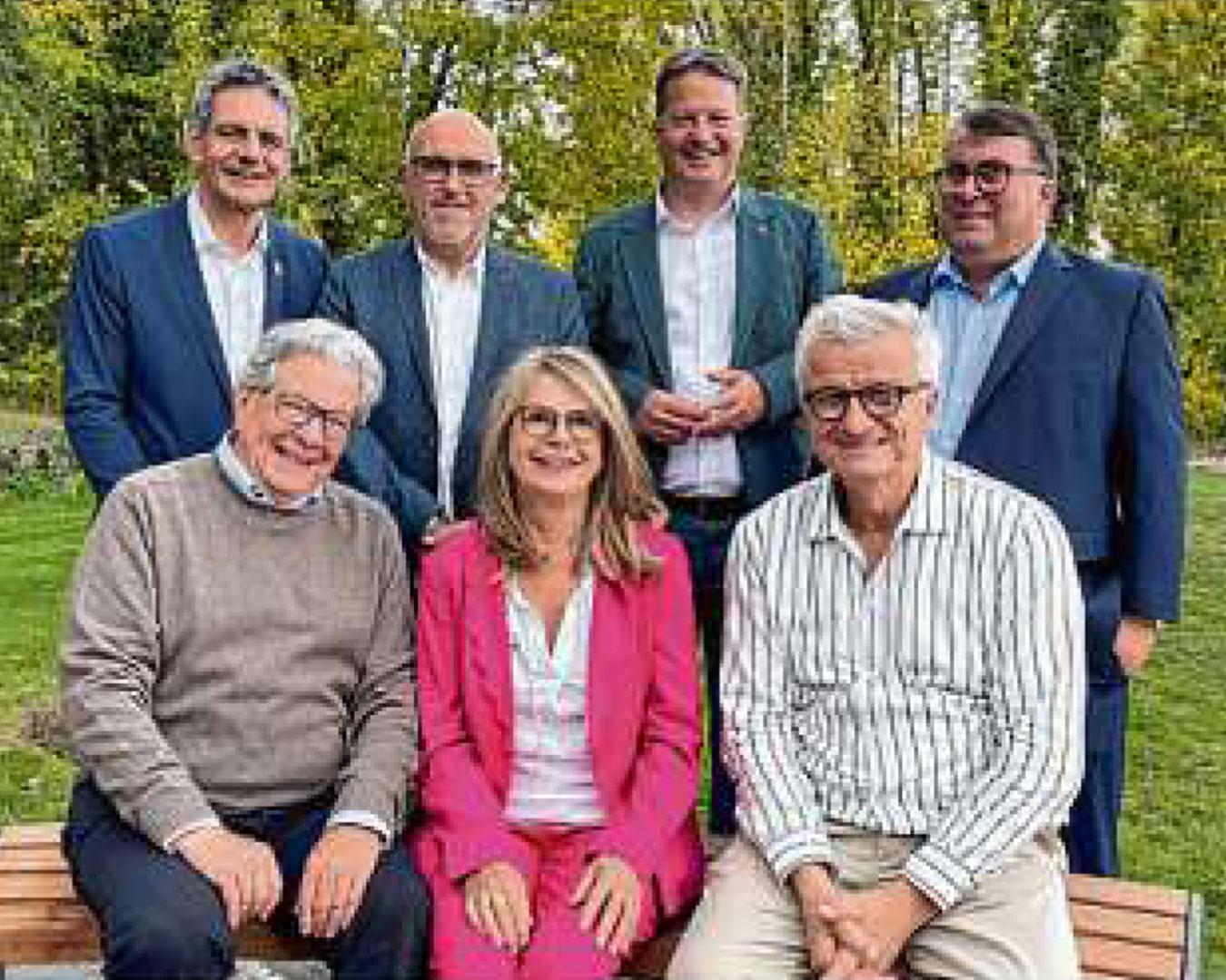 Gruppenfoto an der neuen Sitzbank im Fürstengarten.